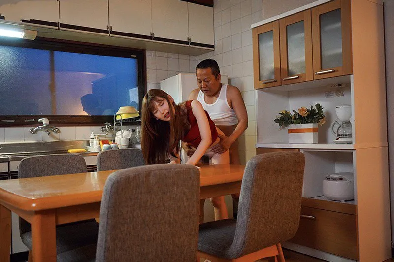 Con gái bị gã chồng mới của má trả bài mỗi ngày, cho dù đã có người yêu