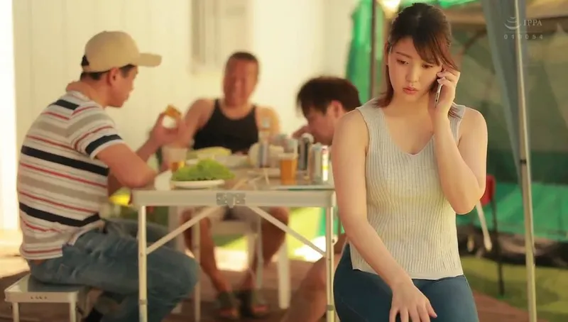 Chồng yêu khờ để bà xã tham gia sự kiện cắm trại với mấy gã nhà đối diện và cái kết