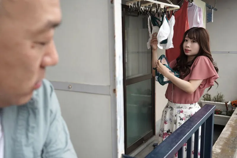 Gã gần nhà chuyên soi mói và cặp cô vợ gã chồng thường xuyên rên la quá to