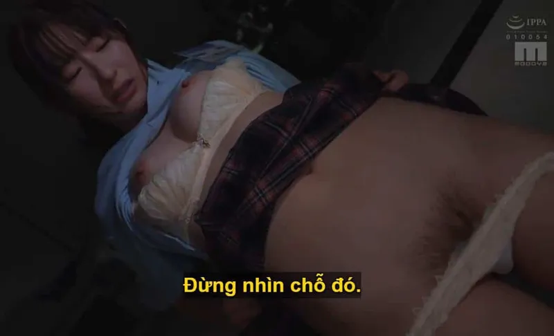 Sếp trên mưu tính "lên giường" với em dưới quyền kiêu kỳ lười nhác, suốt ngày bận tán gẫu tin nhắn cùng người yêu.
