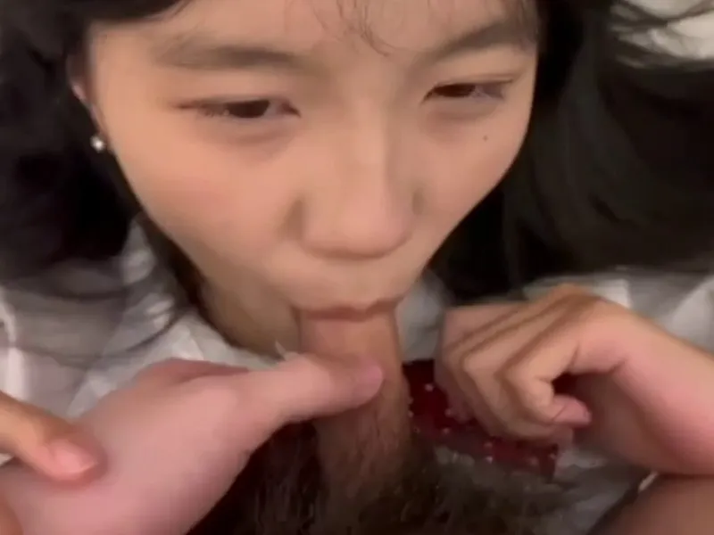 Em loli dễ thương liếm cây hàng biến em thành con đào nứng lồn p2